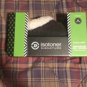 Isotoner women’s slippers size 9.5-10, nib